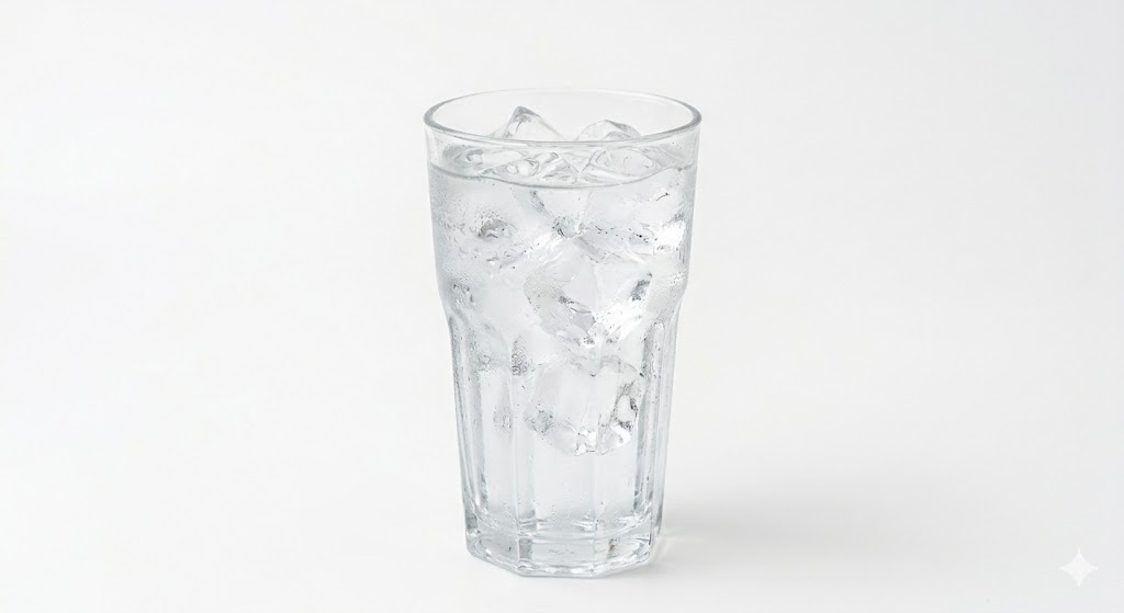 Un vaso grande de agua helada — para beber preferentemente entre las comidas y no durante, para no «ahogar» la digestión